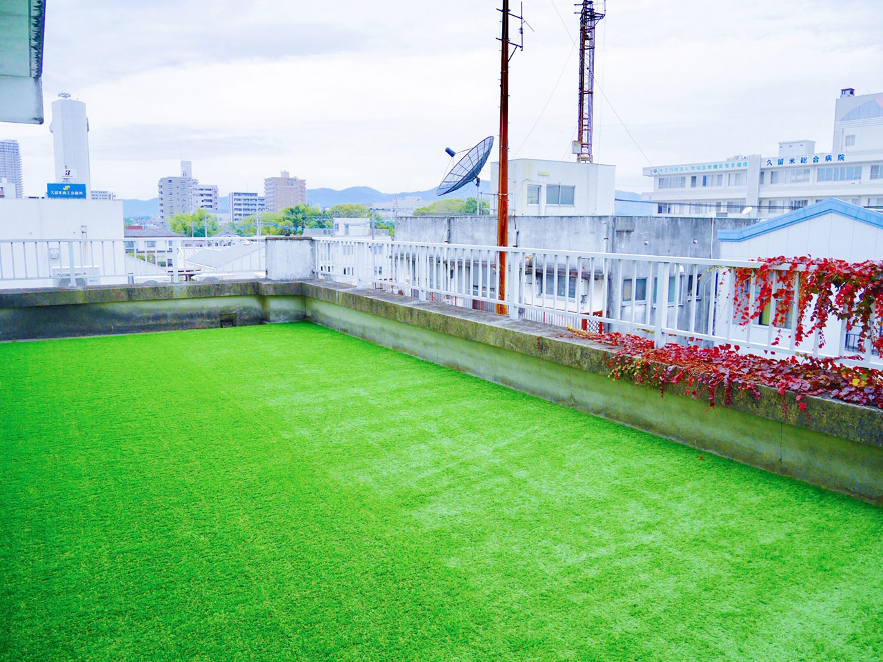 人工芝施工　神戸市　オフィスビル　屋上60平米　DX28㎜使用