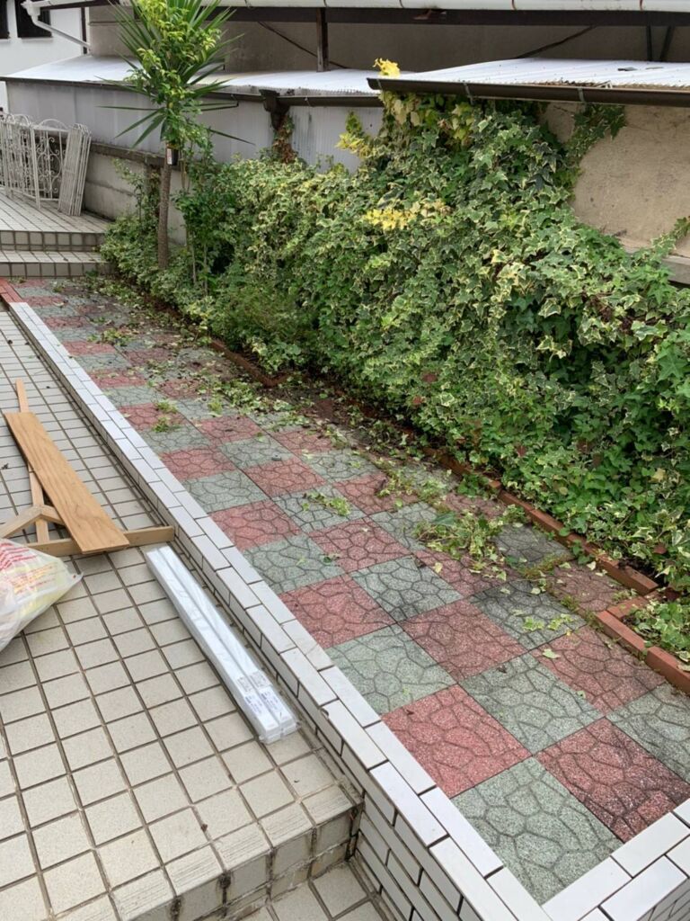 タイル張りの玄関アプローチ