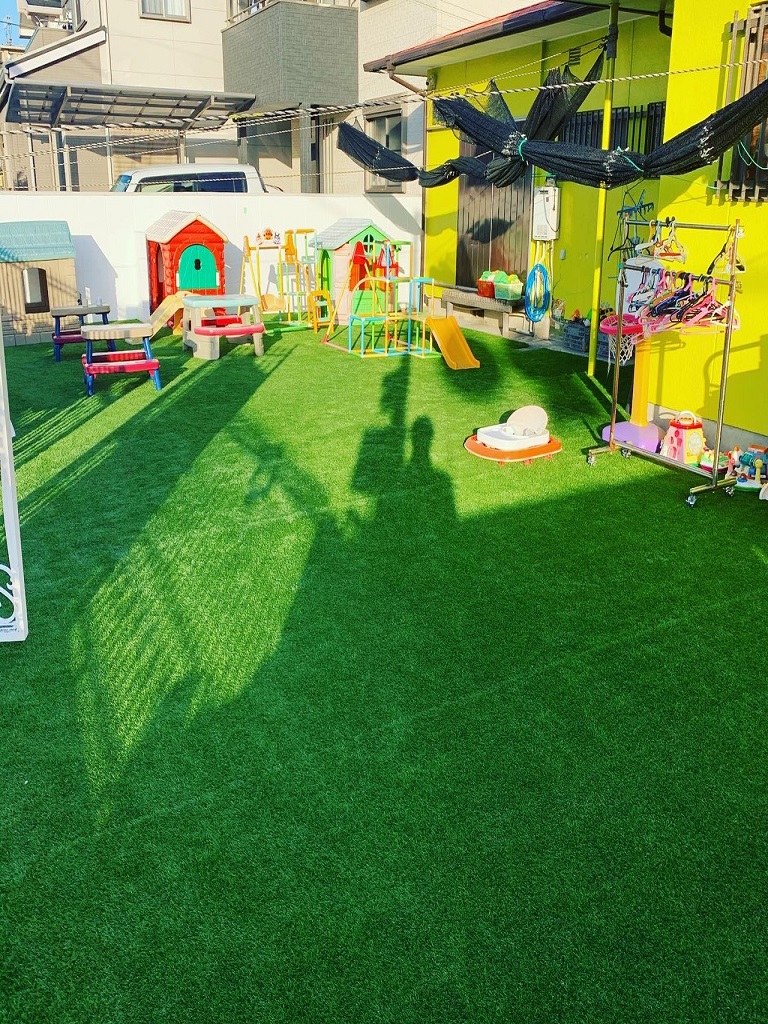 人工芝施工　大阪府和泉市　保育園　園庭50平米　DX28㎜使用