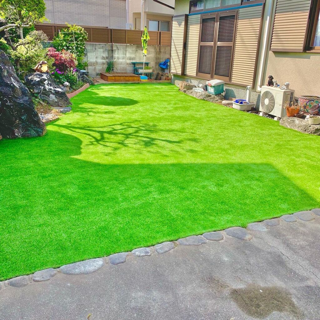 人工芝の綺麗な景観のお庭