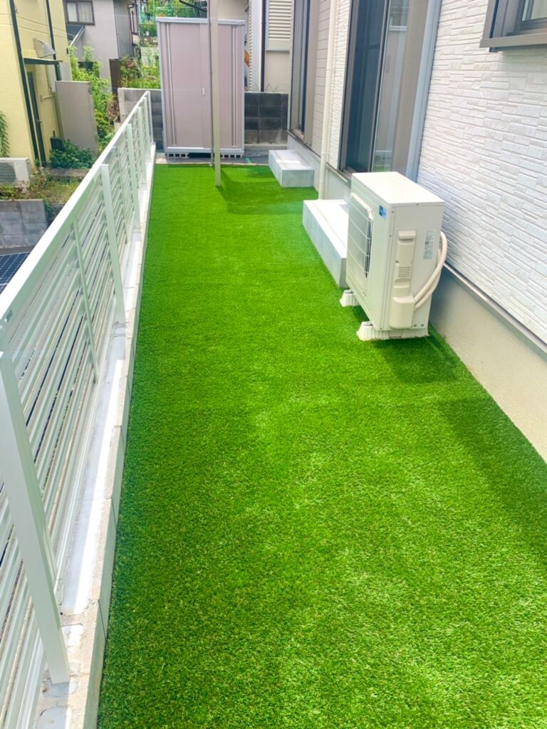 綺麗な人工芝のお洒落なお庭