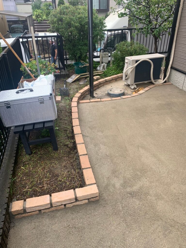 花壇のレンガ施工風景
