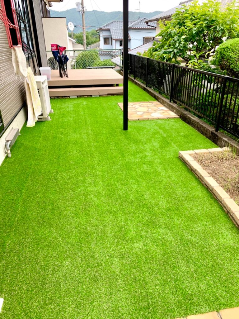 人工芝施工　川西市　戸建　庭45平米　DX28㎜使用　ウッドデッキ設置
