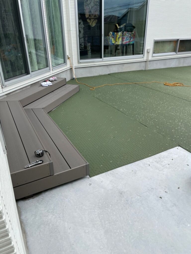 減震マットが敷かれたお庭