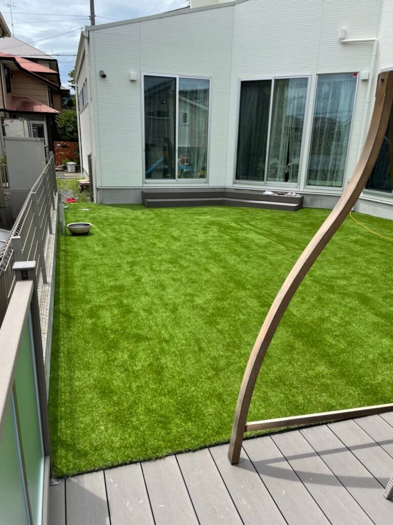 人工芝施工　大阪府箕面市　戸建　庭60平米　DX28㎜使用＋クッションパッド