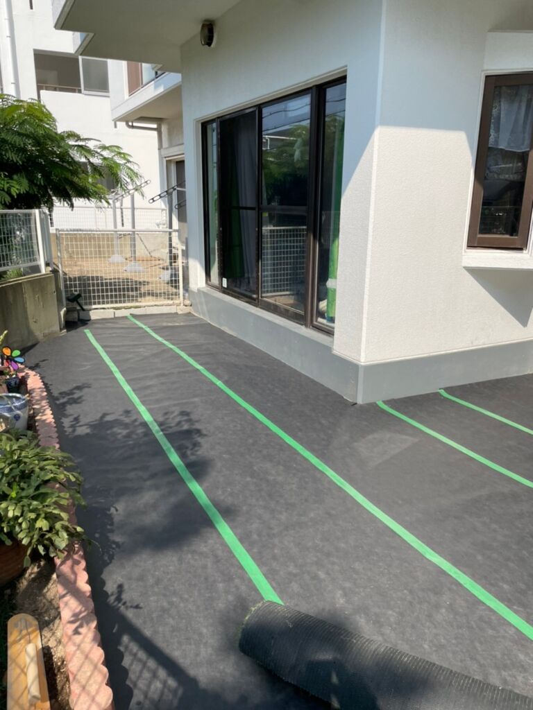 防草シート施工風景