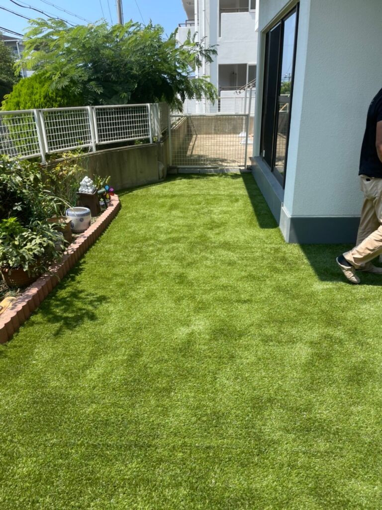 一年中綺麗が保てる人工芝のお庭