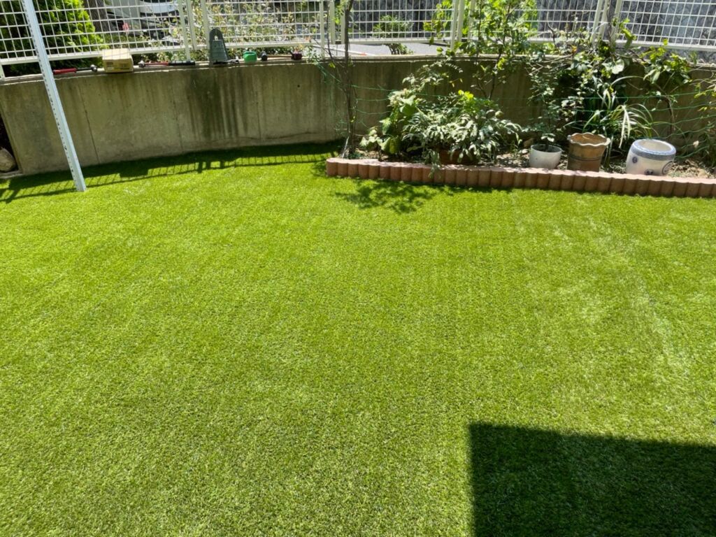 人工芝施工　神戸市　戸建　庭25平米　DX38㎜使用　下段レンガ施工　
