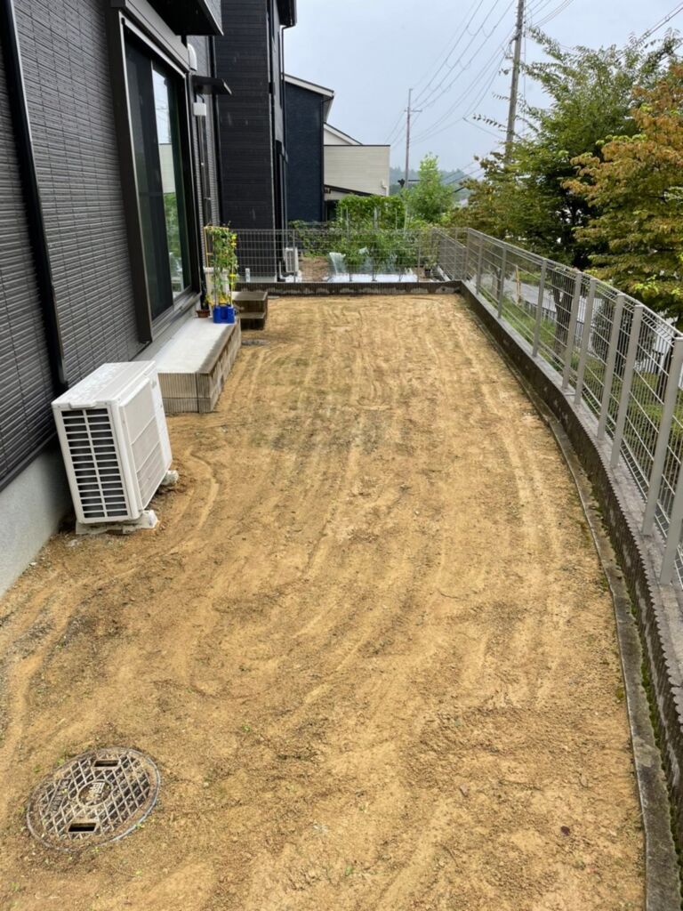 土がむき出しになったお庭