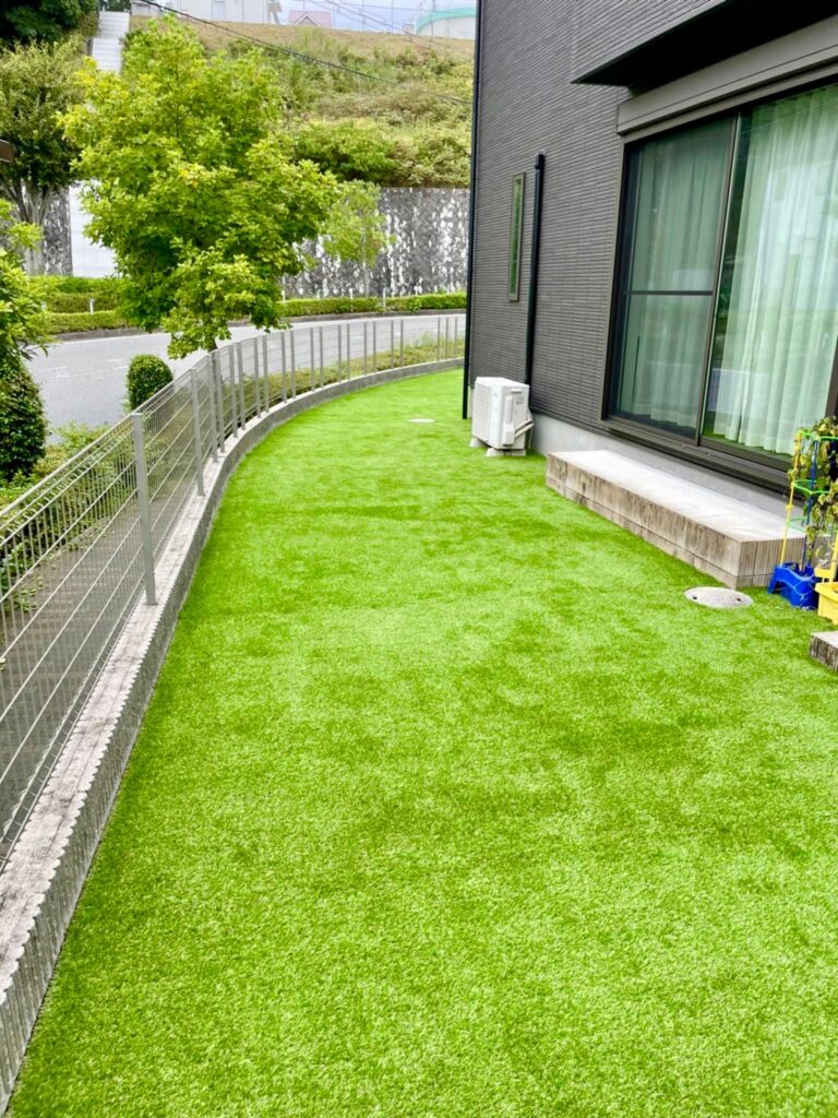 綺麗に整備された人工芝のお庭