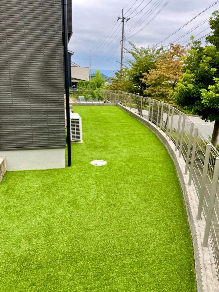 人工芝施工　猪名川町　戸建　庭60平米　DX28㎜使用　インターロッキング平板施工