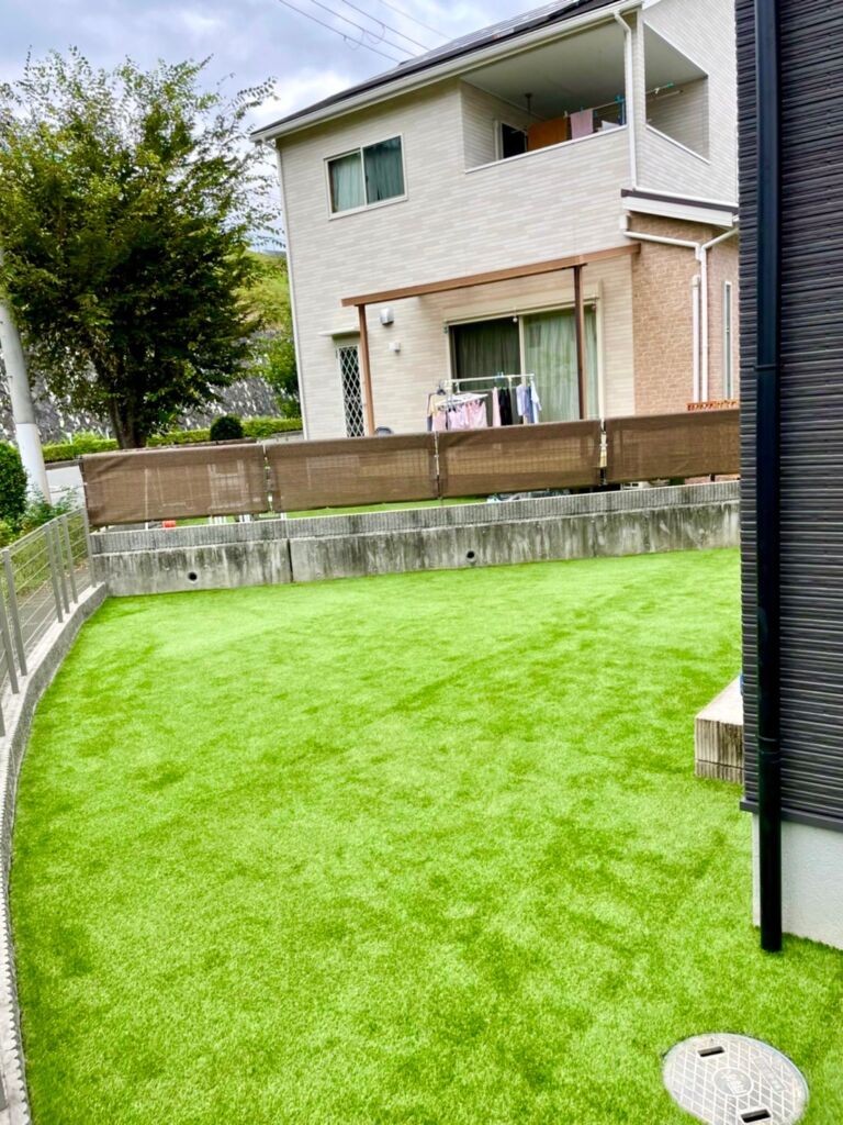 一年中綺麗が保てる人工芝のお庭