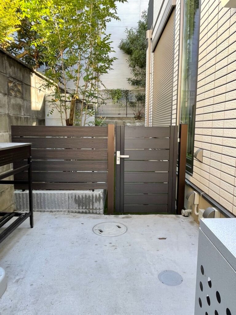 人工芝施工　大阪府箕面市　戸建　庭30平米　DX38㎜使用　ウッドフェンス+門扉設置施工　治水工事　基礎はつり