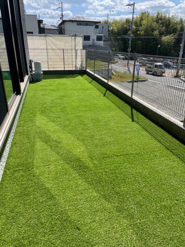 人工芝施工　大阪府和泉市　新築戸建　庭18平米　DX28㎜使用