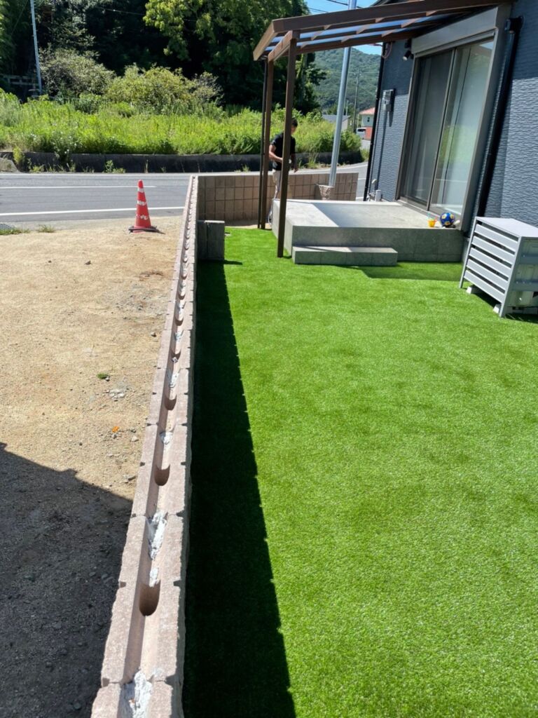 人工芝の綺麗なお庭