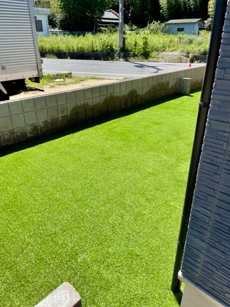 綺麗が続く人工芝のお庭