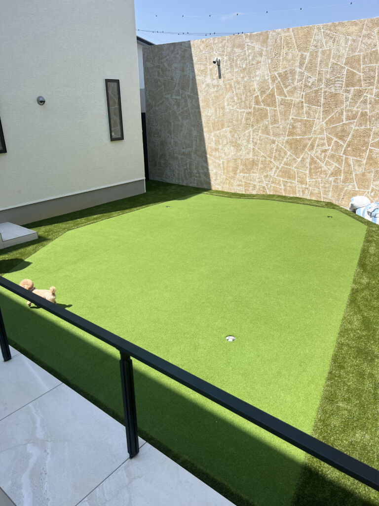 人工芝施工　ゴルフ練習設備施工　大阪府和泉市　戸建　庭50平米　ラフDX38㎜使用＋パター16㎜使用　パター下地ドライテックからの土間施工　アンジュレーション施工　ゴルフカップ施工