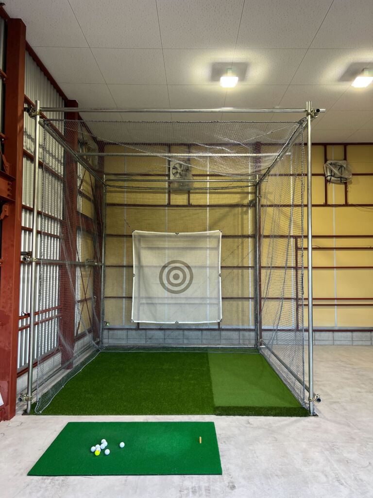 人工芝施工　屋内ゴルフ練習設備施工　神戸市　9平米　芝丈20㎜＋カール16㎜使用　ゴルフネット施工