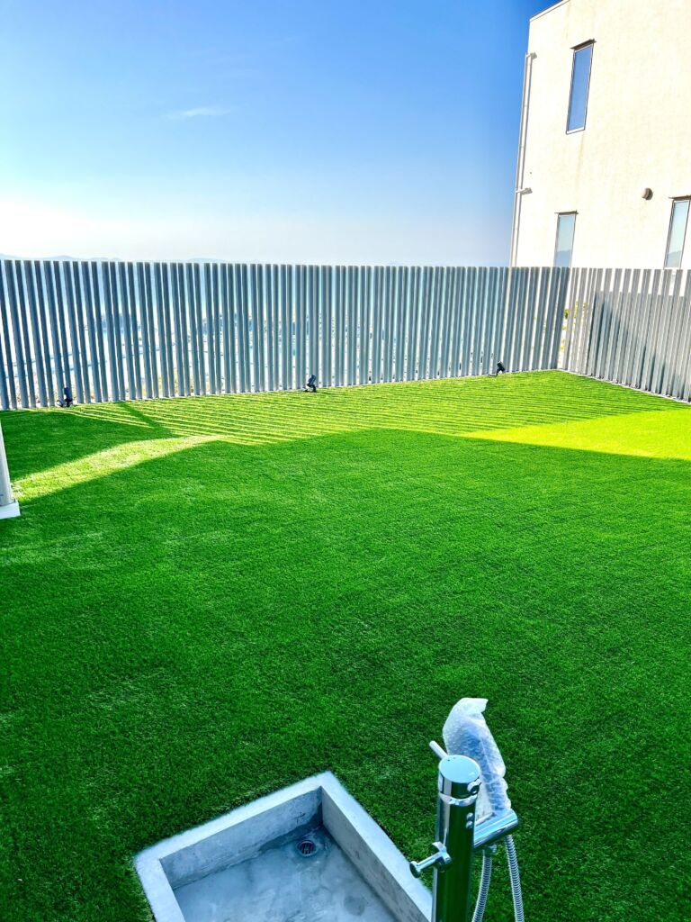 人工芝施工　南あわじ市　別荘戸建　庭74平米　DX28㎜使用