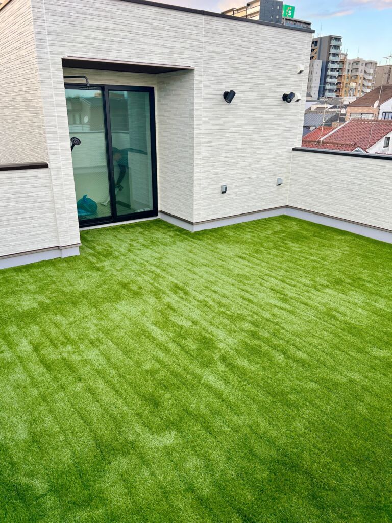 人工芝施工　大阪市阿倍野　戸建バルコニー　32平米　　DX38㎜使用　