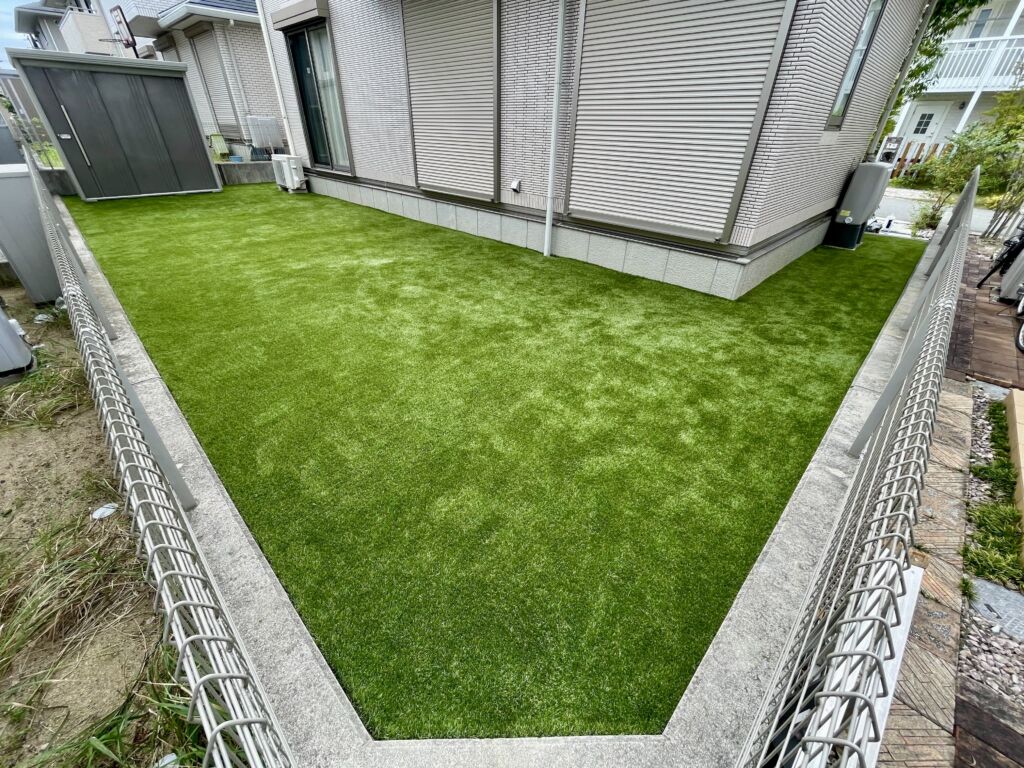 人工芝施工　三田市　戸建　庭50平米　DX38㎜使用