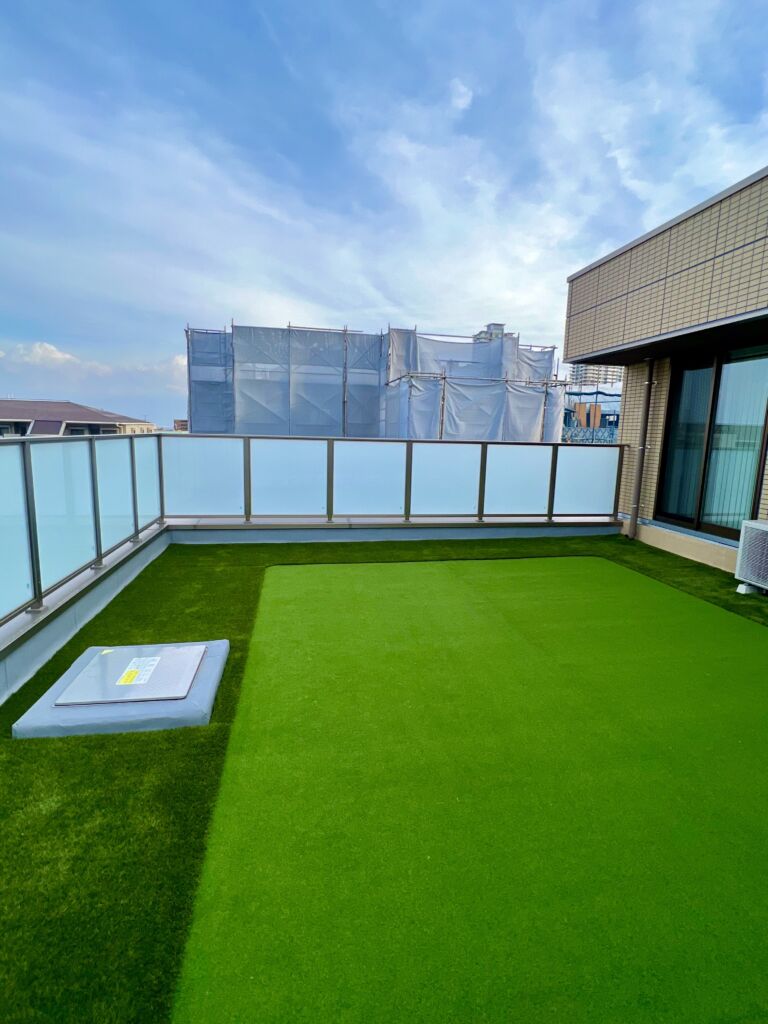 人工芝施工　パター練習設備施工　神戸市　マンション　ルーフバルコニー部分45平米　DX38㎜使用＋カール16㎜使用