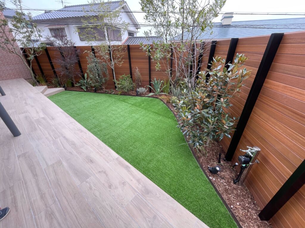 人工芝施工　大阪府吹田市　戸建　庭17平米　DX28㎜使用