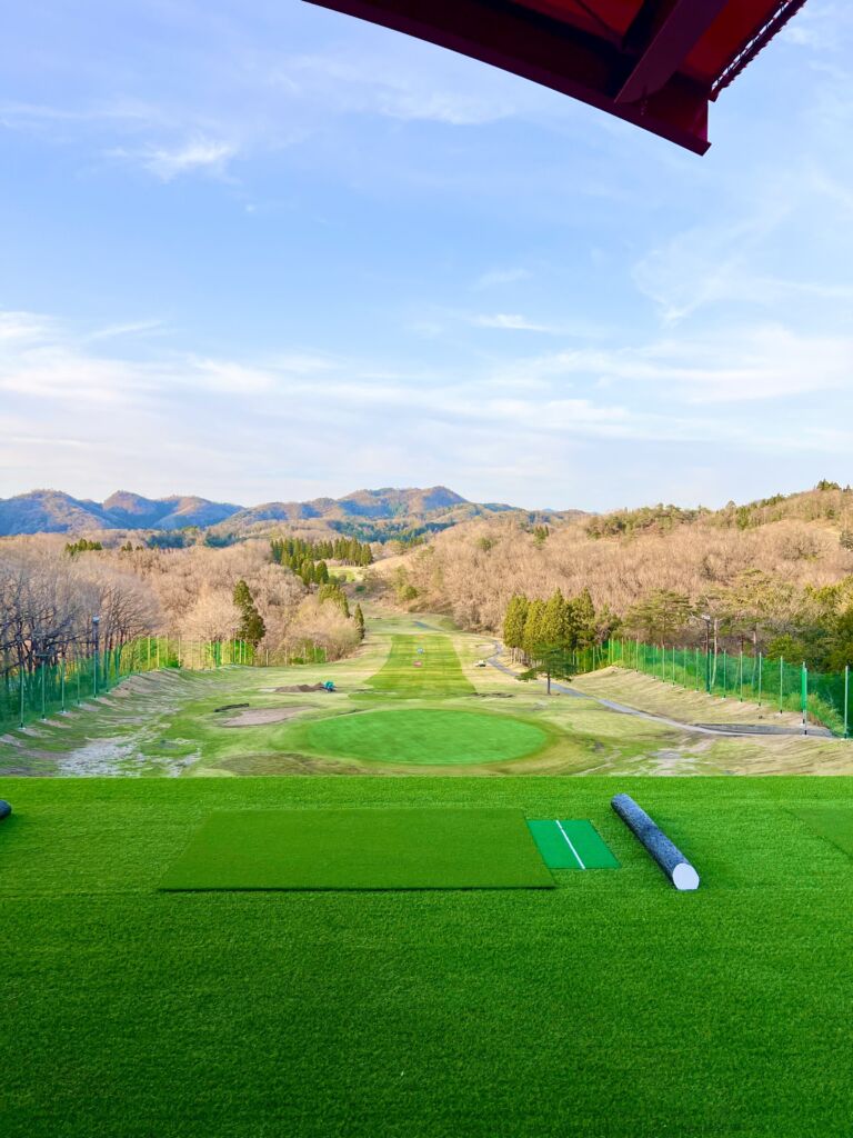 人工芝施工　ゴルフ練習施設施工　兵庫県佐用郡　佐用スターリゾートゴルフ俱楽部様215平米　DX20㎜使用　土間施工　打席マット施工