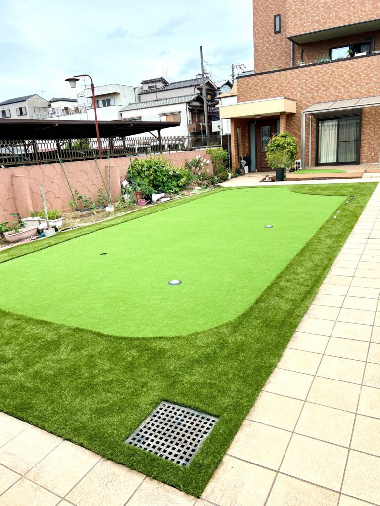 人工芝施工　ゴルフパター施工　大阪市　戸建　庭66平米　DX38㎜使用＋カール16㎜使用　土間施工＋アンジュレーション施工