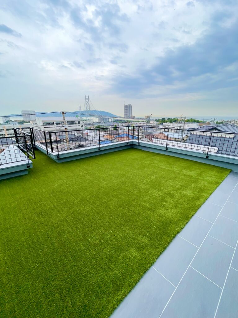 人工芝施工　神戸市垂水区　マンション　バルコニー34平米　DX38㎜使用＋タイル施工