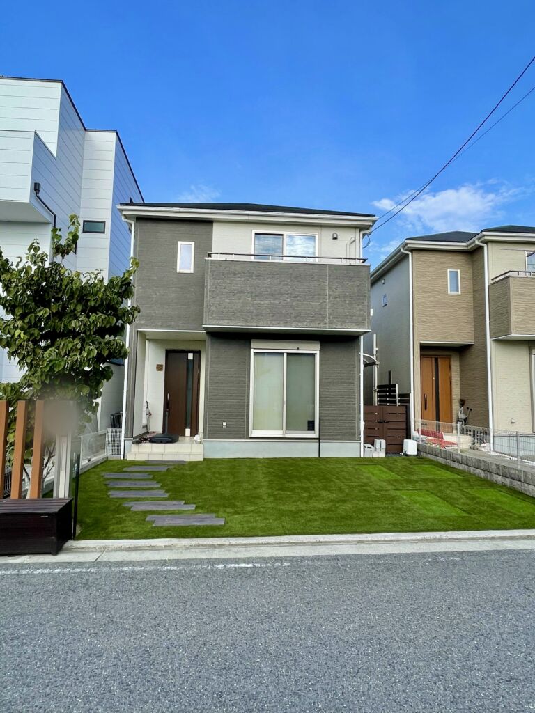 人工芝施工　堺市　戸建　庭40平米　DX38㎜＋DX28㎜使用　土間＋枕木設置