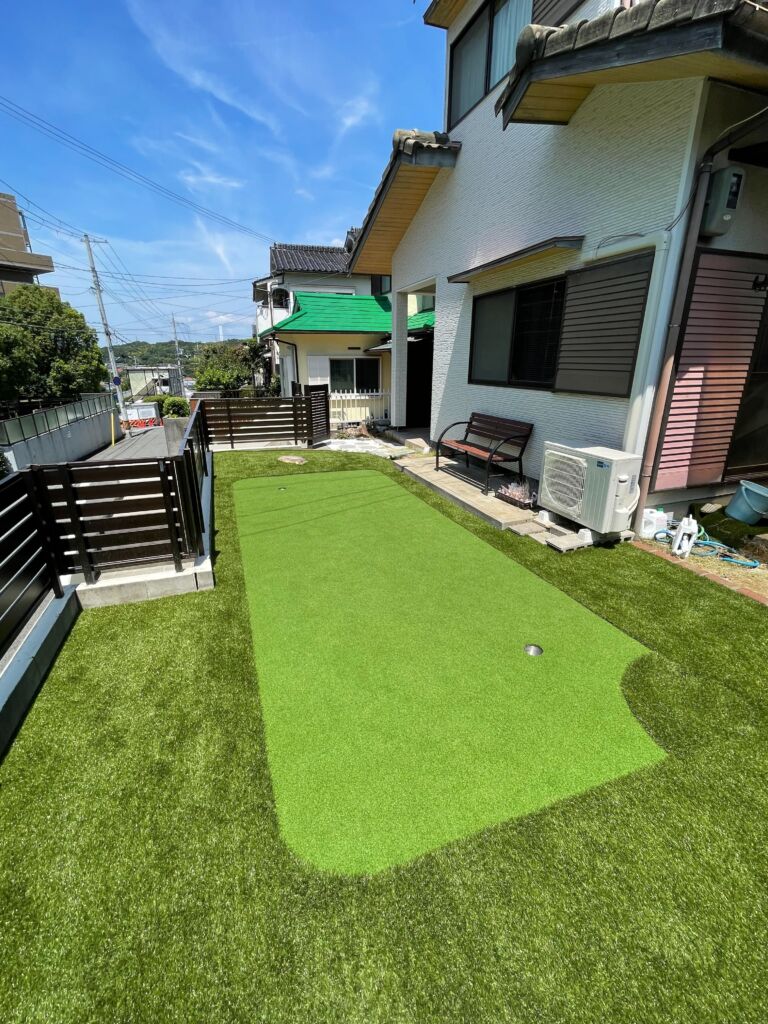 人工芝施工　パター施工　神戸市西区　戸建　庭34平米　DX38㎜＋カール16㎜使用　土間施工