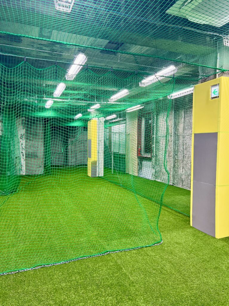 人工芝施工　神戸市須磨区　屋内野球他練習施設　200平米　DX20㎜使用　ワイヤー取付　ネット取付　クッション取付
