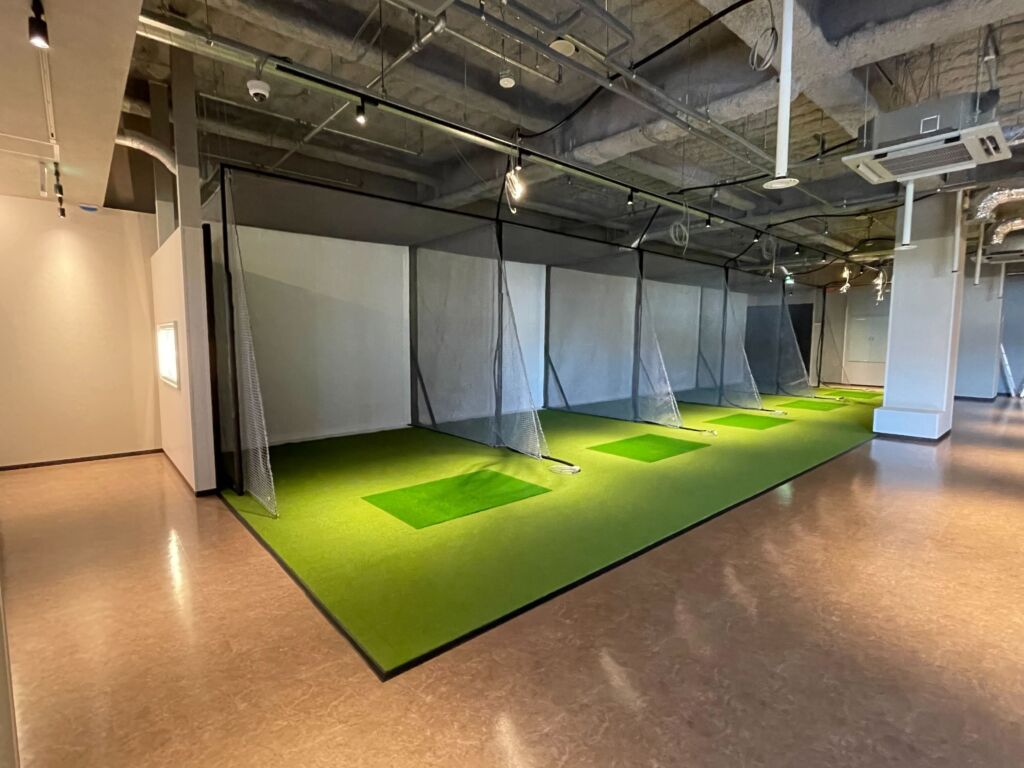屋内ゴルフ練習施設施工　奈良市　200㎡　カール16㎜＋クッションパッド使用　ネット施工　クッション取付