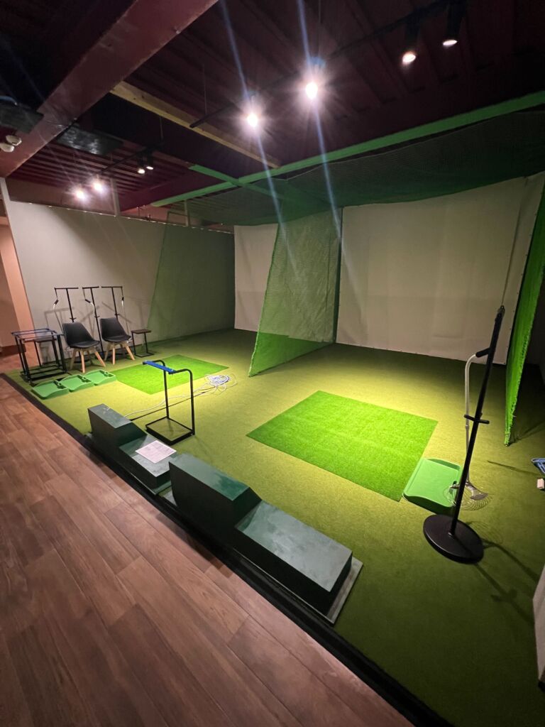 屋内ゴルフ練習施設施工　福知山市　140㎡　カール16㎜＋クッションパッド使用　ネット施工　クッション取付