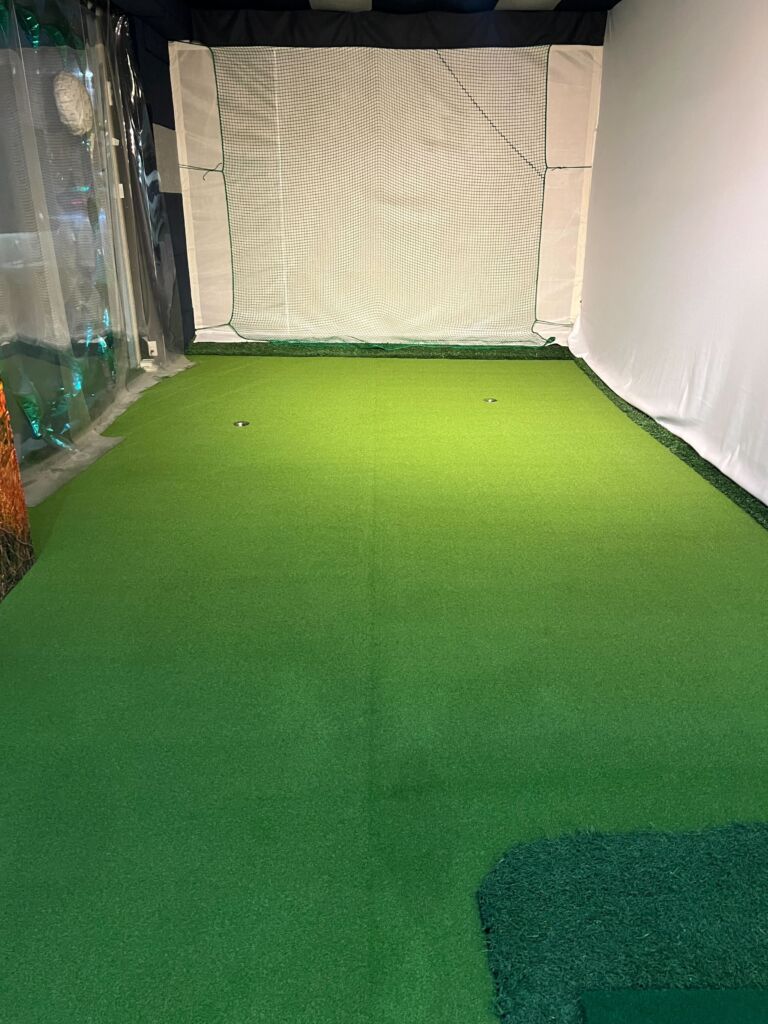 屋内ゴルフ練習施設人工芝施工　神戸市中央区　26㎡　カール16㎜使用
