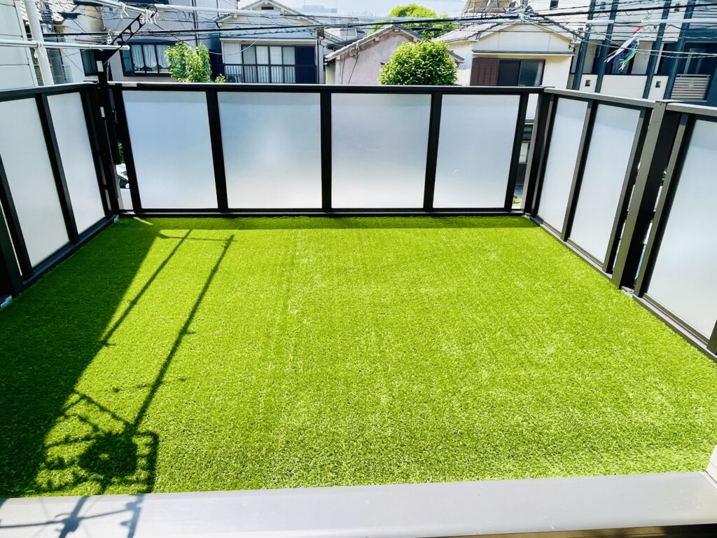 大阪市大正区でバルコニーの人工芝を施工｜快適なくつろぎ空間へ