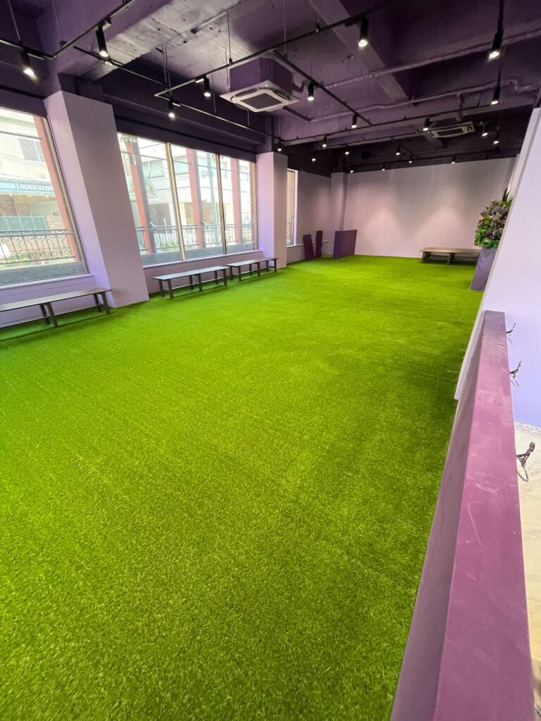 神戸市でドッグランの人工芝を施工｜屋内・屋外220㎡・クッション仕様