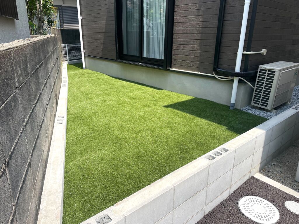 宝塚市で人工芝の庭を施工｜砂利敷設で美しく管理しやすい庭へ