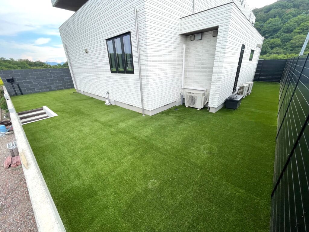 香川県小豆郡土庄町豊島でゴルフ練習ができる人工芝の庭を施工｜170㎡