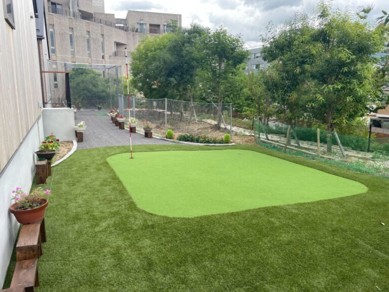 箕面市で病院施設の屋外ゴルフ練習場を施工｜パター練習・ゴルフネット対応