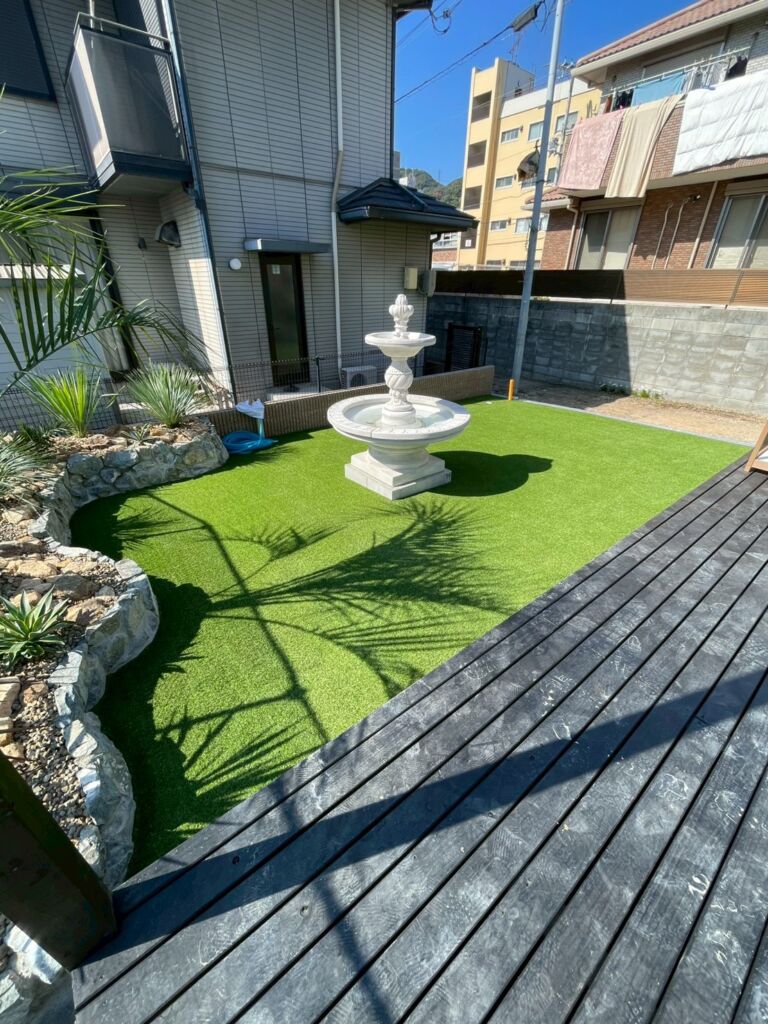 神戸市長田区で人工芝の庭を施工｜噴水が映える庭へリフォーム