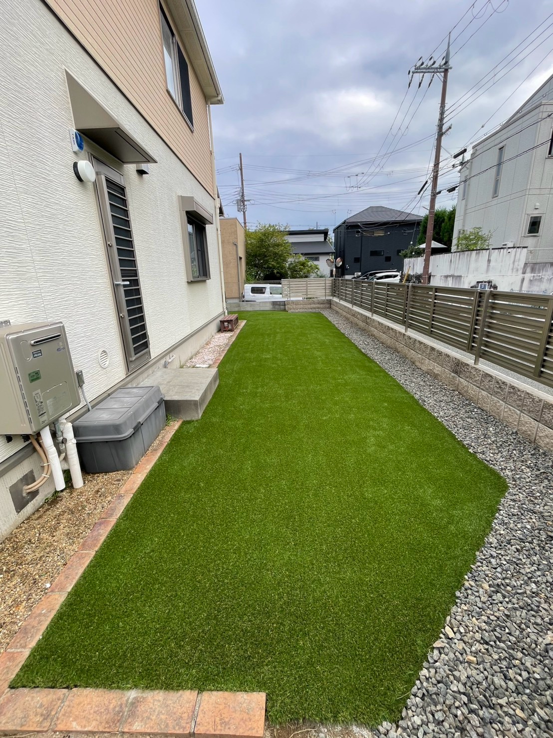 猪名川町で天然芝から人工芝へ庭をリフォーム｜雑草・お手入れの負担を軽減