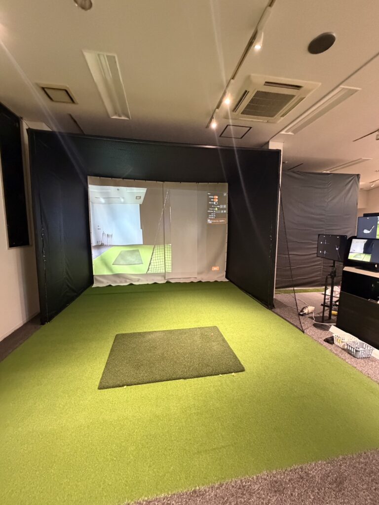 多田ゴルフクラブ様でシミュレーションゴルフ2打席を施工｜防音・防球対策まで一式対応