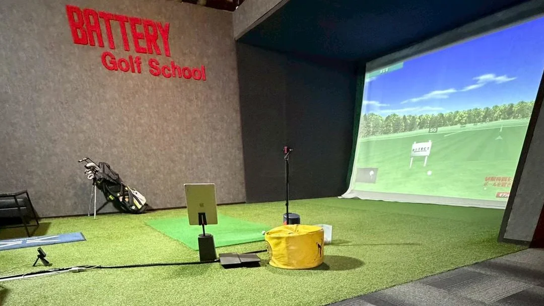 大型スクリーンと人工芝の打席を備えたTMゴルフアカデミー様の屋内ゴルフ練習施設