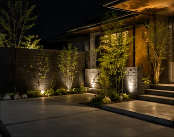 夜に植栽と階段をライトアップした住宅の外構