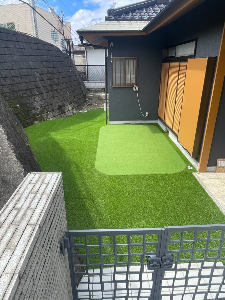 茨木市でパター練習ができる人工芝の庭を施工｜飛び石・花壇をなくしてフラットな空間へ