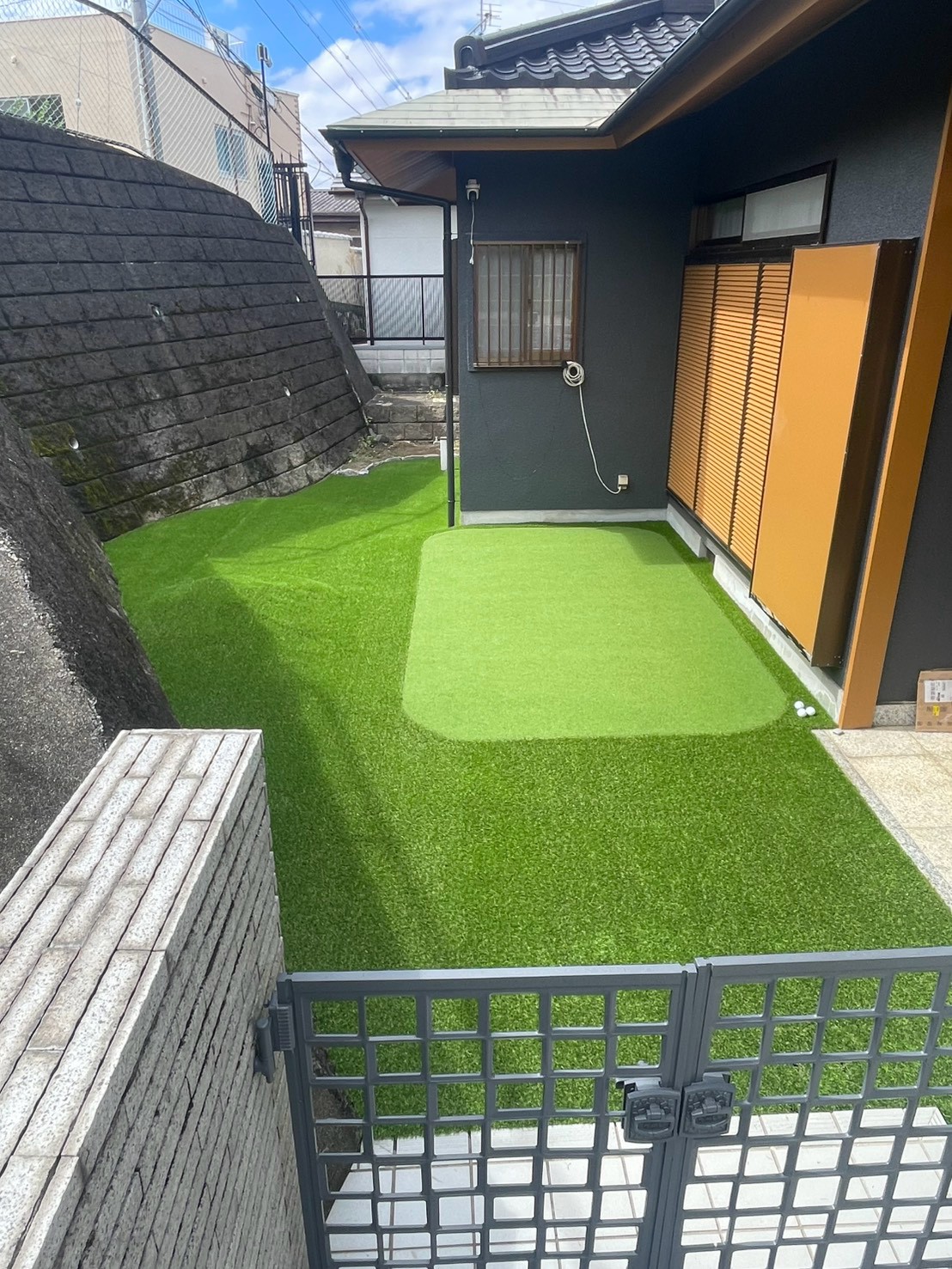 茨木市でパター練習ができる人工芝の庭を施工｜飛び石・花壇をなくしてフラットな空間へ