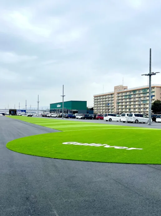 中古車買取ガリバーの屋外展示場に施工した、ロゴ入りの円形の人工芝ブース