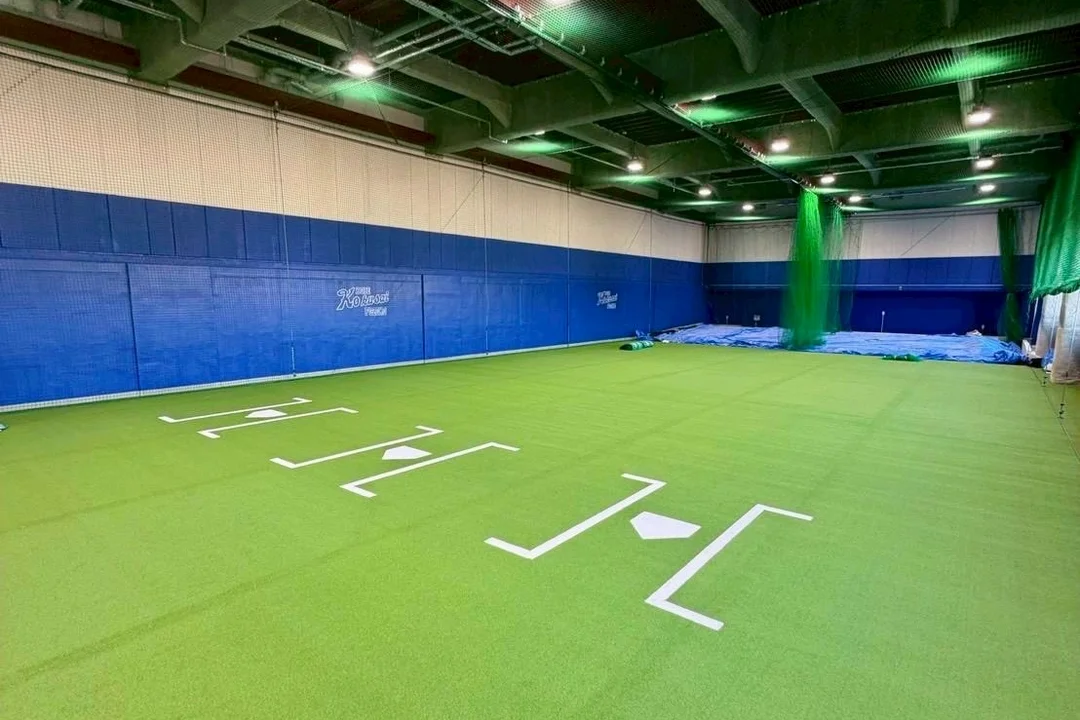 神戸国際大学附属高等学校野球部の屋内練習場に施工した人工芝。ホームベースなどのラインが入った練習スペース